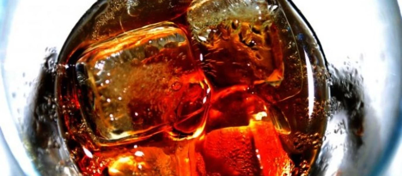 Τι γίνεται στο σώμα σας κάθε φορά που πίνετε ένα ανθρακούχο αναψυκτικό